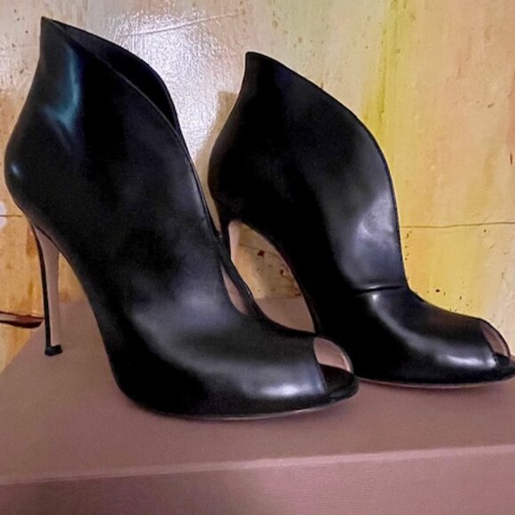 Gianvito Rossi Vamp Bootie Vitello Black Leather Heels 37.5 IT (Women's 7 1/2) - Picture 3 of 10